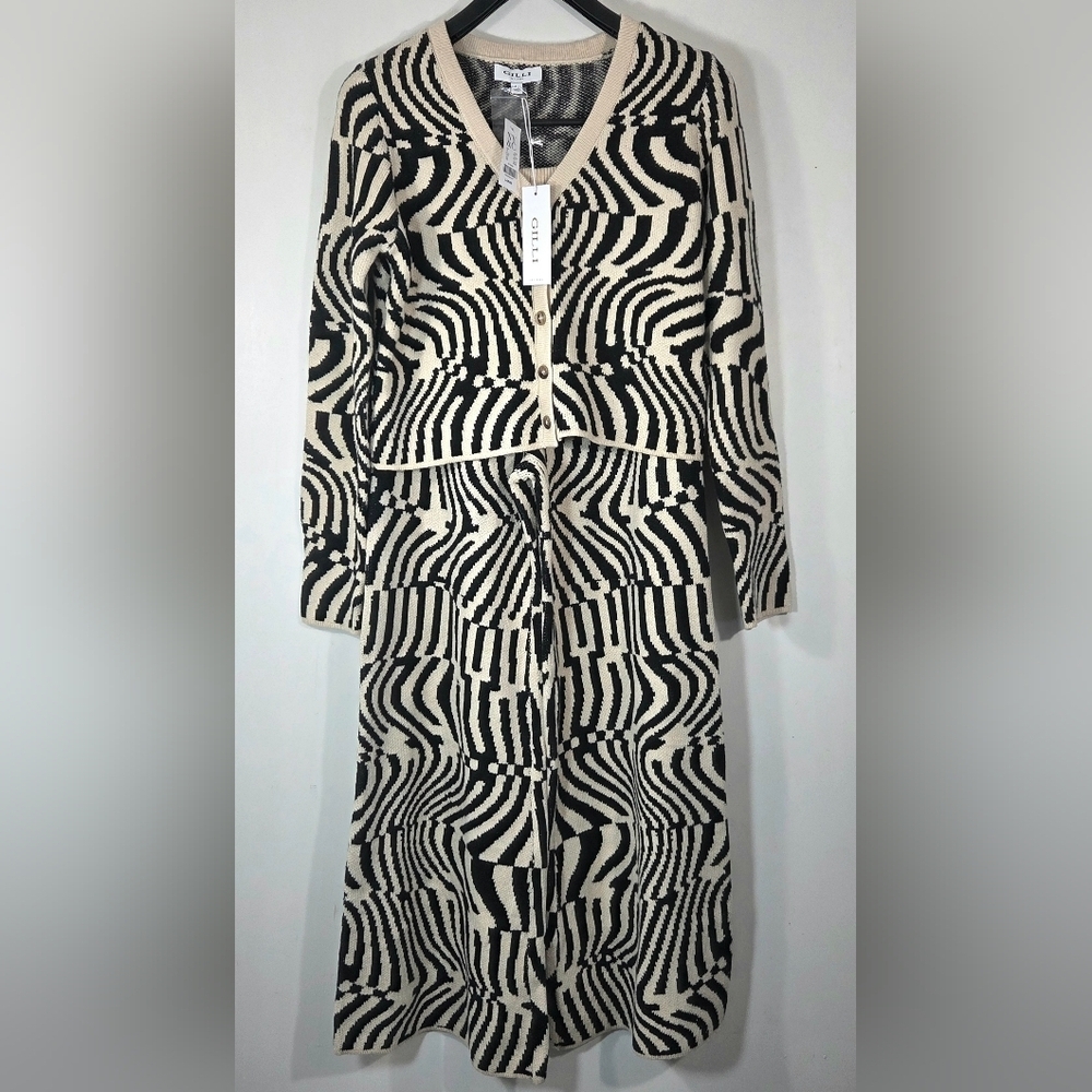 GILLI X NY&C ZEBRA OPTICAL KNIT CROPPED CARDIGAN AND PANT SET.